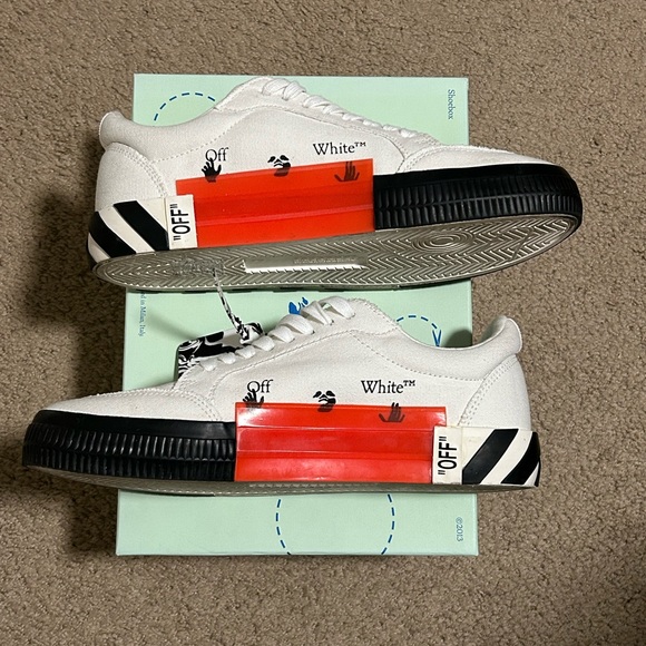 Men’s Off-White Vulcanized Low Sneaker - Picture 5 of 8